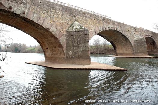 ROQUEBRUNE-sur-ARGENS (83, Var) – Pont d'Argens sur la rivière Argens, construit en 1829 (sur un projet de 1783), vue amont