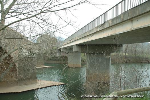 ROQUEBRUNE-sur-ARGENS (83, Var) – La RD 7 franchit la rivière Argens sur le nouveau « Pont d'Argens », construit en 1982 à côté de l'ancien pont