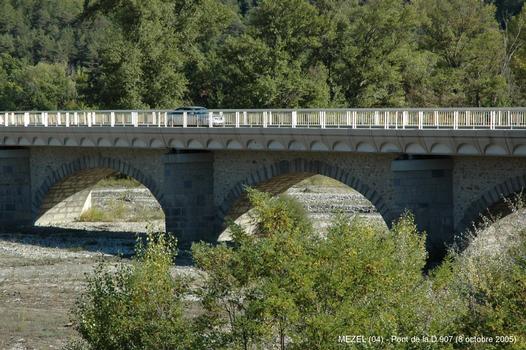 MEZEL (04) - Pont de la D 907, sur l'Asse, côté amont