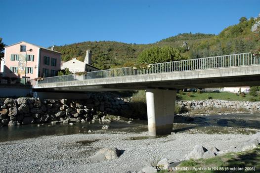 CASTELLANE (04) – Pont de la RN 85, sur le Verdon, remplace le médiéval «Pont du Roc»