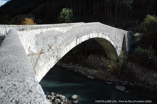 CASTELLANE (04) – Pont du Roc, sur le Verdon (hors service)