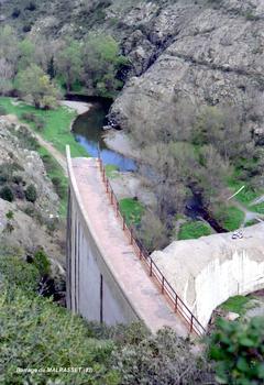 Barrage de Malpasset (83, Var) – Les vestiges du barrage sur la rive droite du Reyran