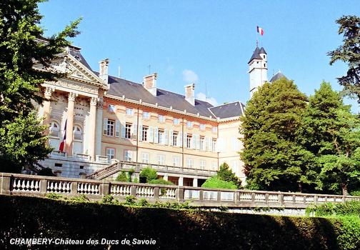 CHAMBERY (73, Savoie) - Château des Ducs de Savoie,l'Aile Royale (XVIIIe),occupée par la Préfecture de Savoie, avec à droite: la Tour des Archives
