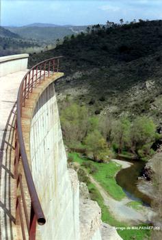 Barrage de Malpasset (83, Var) – Les vestiges du barrage sur la rive droite du Reyran