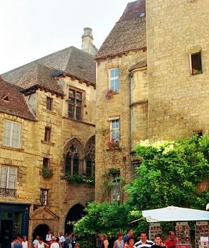 Sarlat-la-Canéda (24200, Dordogne, Aquitaine) - Place des Oies, Hôtel Plamon à gauche et Hôtel de Vassal à droite