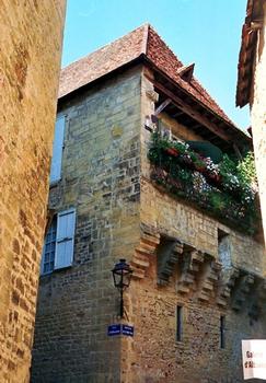 Sarlat-la-Canéda (24200, Dordogne, Aquitaine) - rue d'Albusse, Hôtel de Génis du 15e siècle, l'étage en encorbellement est supporté par sept corbeaux de pierre