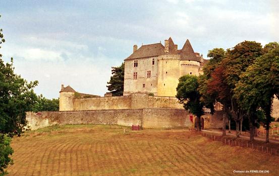 Château de FENELON (Sainte-Mondane, 24, Dordogne) – Construit au 15e et 16e siècles, il reçut d'importantes transformations au XVIIe. Sa triple enceinte lui confère des allures de forteresse
