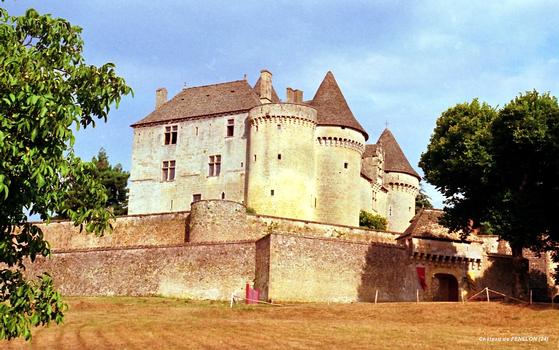 Château de FENELON (Sainte-Mondane, 24, Dordogne) – Construit au 15e et 16e siècles, il reçut d'importantes transformations au XVIIe. Sa triple enceinte lui confère des allures de forteresse