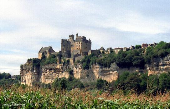 BEYNAC-et-CAZENAC (24, Dordogne) – Le Château de BEYNAC, au sommet de la falaise, domine le village-du-bas et la vallée de la Dordogne