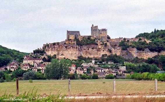 BEYNAC-et-CAZENAC (24, Dordogne) – Le Château de BEYNAC, au sommet de la falaise, domine le village-du-bas et la vallée de la Dordogne