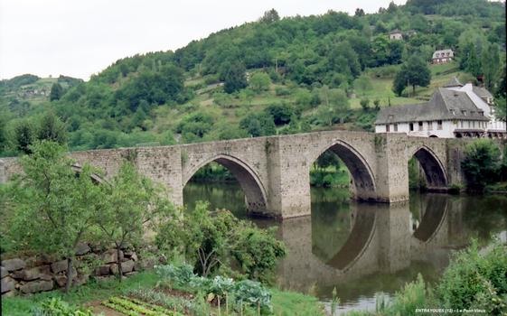 ENTRAYGUES (12, Aveyron) – Pont-Vieux sur la Truyère