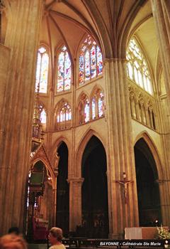 BAYONNE (64, Pyrénées-Atlantiques) – Cathédrale Sainte-Marie, travées du choeur et du transept sud, avec triforium (à mi-hauteur)