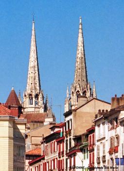 BAYONNE (64, Pyrénées-Atlantiques) – Cathédrale Sainte-Marie, les flèches ajoutées au 19e siècle