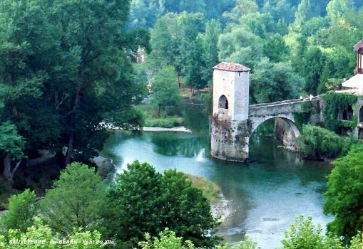 SAUVETERRE-du-BEARN (64, Pyrénées-Atlantiques) – Vestige du pont fortifié du 12e siècle, sur la Gave d'Oloron