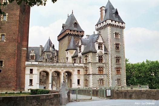 PAU (64, Pyrénées-Atlantiques) – Le Château, portique néo-renaissance du XIXe et aile nord