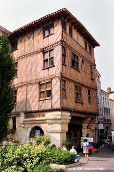 AUCH (32, Gers) – « Maison Fedel » sur la Place de la Libération (bureaux du syndicat d'initiative), maison à colombages du 15e siècle