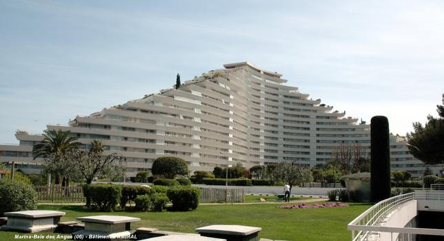 MARINA-BAIE des ANGES (Villeneuve-Loubet, 06, Alpes-Maritimes) - Bâtiment L'Amiral, côté jardin (coursives)