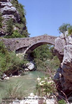 Le «pont de la Serre», commune de La Martre (83), au dessus de la rivière Artuby, l'ancien chemin de La Martre à Bargème passait par ce pont