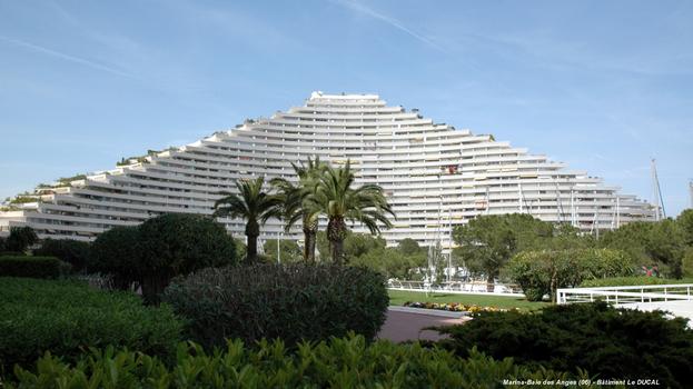 MARINA-BAIE des ANGES (Villeneuve-Loubet, 06, Alpes-Maritimes) – Bâtiment Le Ducal (achevé en 1976), côté mer. Immeuble classé IGH, avec 24 étages