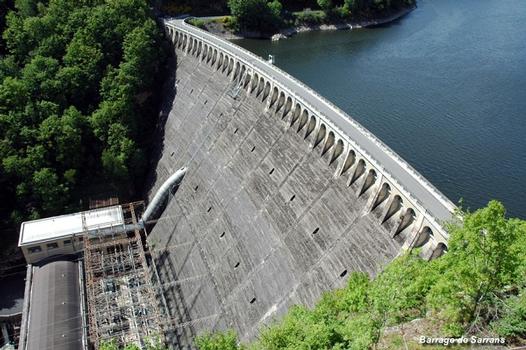 Barrage de SARRANS, communes de Brommat (12600) et de Sainte-Geneviève-sur-Argence (12420) - au pied du barrage: l'usine hydroélectrique et le poste de transformation