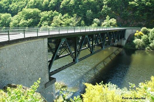 Pont de Labarthe sur la Truyère (lac de retenue du barrage de Labarthe), route RD 900, entre Brommat (12600, Aveyron) et Sainte-Geneviève-sur-Argence (12420, Aveyron)