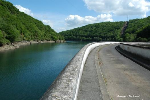 Barrage d'ENCHANET (15, Cantal) – route sur la crête de l'ouvrage