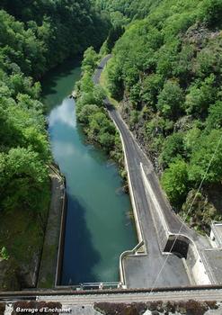 Barrage d'ENCHANET (15, Cantal) – aval du barrage et route d'accés à l'usine