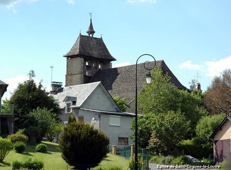 Saint-CIRGUES-la-LOUTRE (19220, Corrèze) – Eglise du XVe siècle avec son clocher « en peigne », typique du Massif Central