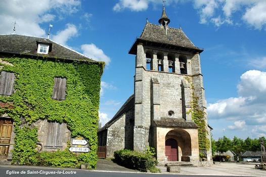 Saint-CIRGUES-la-LOUTRE (19220, Corrèze) – Eglise du XVe siècle avec son clocher « en peigne », typique du Massif Central