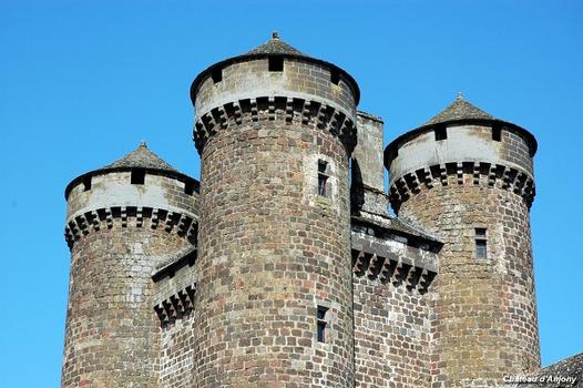TOURNEMIRE (15310, Cantal, Auvergne) - Château d'Anjony , d'architecture militaire, il se réduit à un donjon cantonné de quatre tours d'angle, hautes de 40m