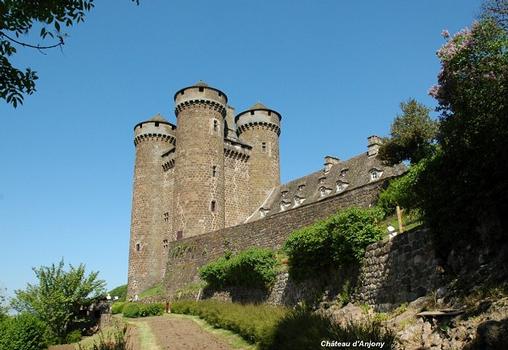 TOURNEMIRE (15310, Cantal, Auvergne) - Château d'Anjony, construit au XVe en pierre de basalte rougeatre: TOURNEMIRE (15310, Cantal, Auvergne) - Château d'Anjony , construit au XVe en pierre de basalte rougeatre