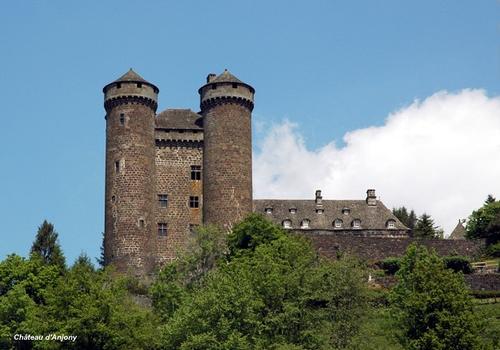 TOURNEMIRE (15310, Cantal, Auvergne) - Château d'Anjony, construit au XVe en pierre de basalte rougeatre : TOURNEMIRE (15310, Cantal, Auvergne) - Château d'Anjony , construit au XVe en pierre de basalte rougeatre