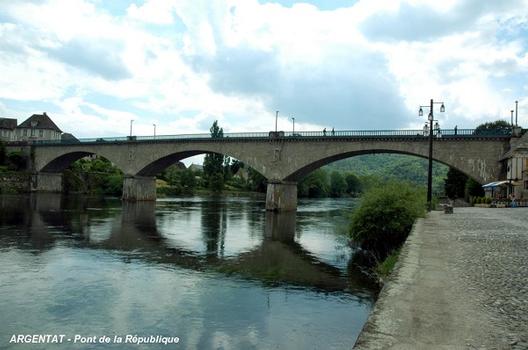 ARGENTAT (19400, Corrèze) – le Pont de la République, sur la Dordogne, construit en 1892-1893