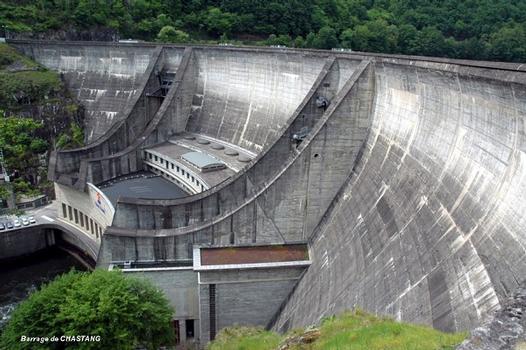 Barrage de CHASTANG (19, Corrèze) – le barrage avec ses deux évacuateurs de crues en « saut de ski »