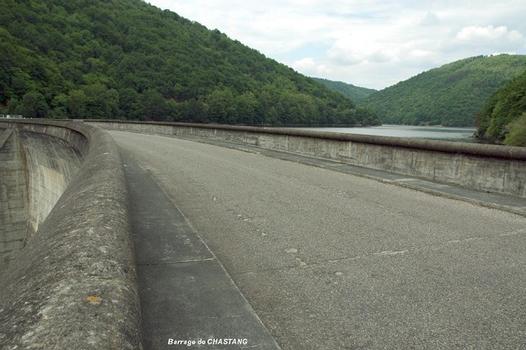 Barrage de CHASTANG (19, Corrèze) – route sur la crête du barrage
