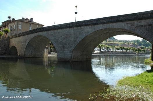 LAROQUEBROU (15150, Cantal) – Le pont sur la Cère (XIIIe siècle), vue aval