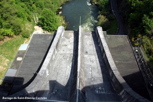 Barrage de Saint-ETIENNE-CANTALES (15, Cantal) – les deux coursiers de l'évacuateur de crues sont construits sur le toit de la centrale