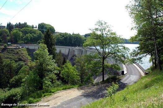 Barrage de Saint-ETIENNE-CANTALES (15, Cantal) – vue du même belvédère que la vue n°79248 prise en 1964