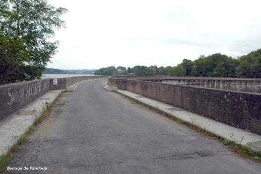 Barrage de PARELOUP (12, Aveyron) - Chaussée à voie unique sur la crête de l'ouvrage