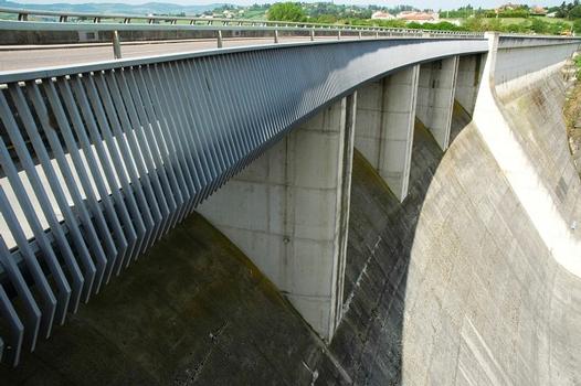 Villerest (42300, Loire) et Commelle-Vernay (42120, Loire) - Barrage et usine de Villerest , un déversoir libre à sept pertuis permet l'évacuation des crues, à cela s'ajoutent 5 vannes de mi-fond et une vanne de fond