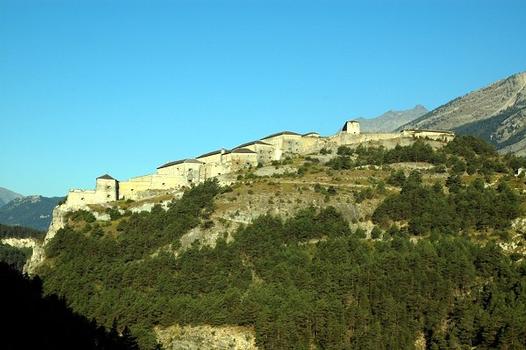 AUSSOIS (73500, Savoie, Rhône-Alpes) - Les forts de l'Esseillon, fort Victor-Emmanuel, vu de l'est : AUSSOIS (73500, Savoie, Rhône-Alpes) - Les forts de l'Esseillon, fort Victor-Emmanuel , vu de l'est