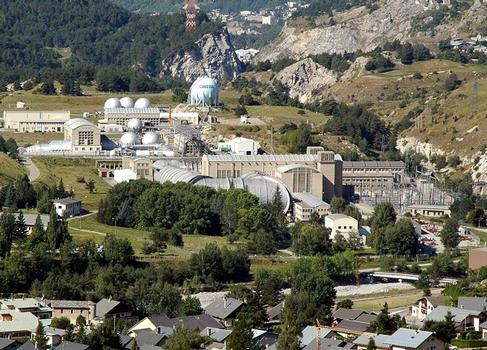 Communes AVRIEUX et VILLARODIN-le BOURGET (73500, Savoie, Rhône-Alpes) - Installations de l'ONERA (Office national d'études et de recherches aérospatiales), en plus de la grande soufflerie subsonique le site comprend trois souffleries supersoniques
