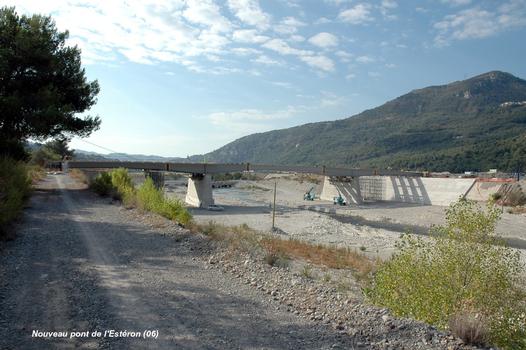 Nouveau pont sur la rivière Estéron (06, Alpes-Maritimes) – Pont à ossature mixte, bi-poutre, longueur: 120 m, largeur: 18 m, coût de l'ouvrage: 5,6 M€