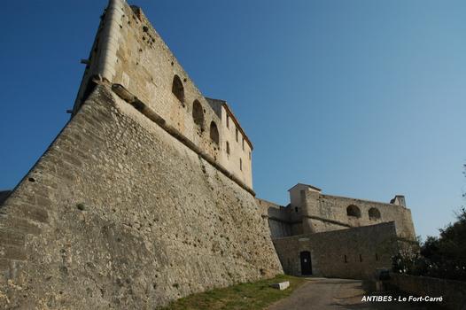 ANTIBES (06, Alpes-Maritimes) – Le fort Championnet, ou Fort-Carré, face sud-est avec la poterne