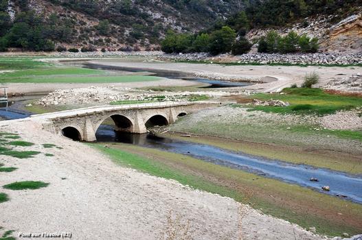 Ancien pont sur l'Issole, réapparaît en période d'étiage du lac de Carcès (commune de Cabasse, 83340)