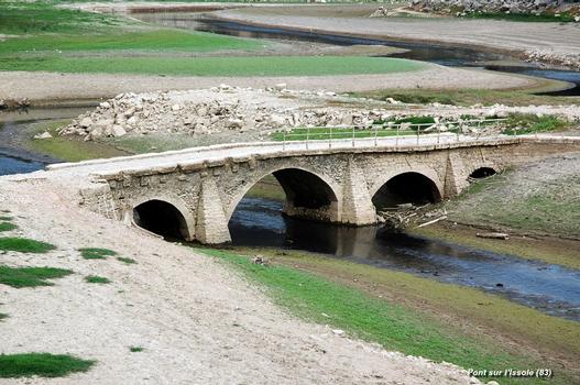 Ancien pont sur l'Issole, réapparaît en période d'étiage du lac de Carcès (commune de Cabasse, 83340)