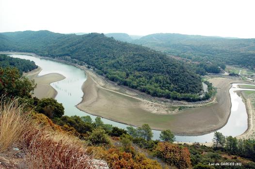 Le lac du barrage de Carcès (parfois nommé lac Sainte-Suzanne) s'étend sur 100 ha, sur les communes de Carcès (83570) et de Cabasse (83340), ce sont les rivières Carami et Issole qui l'alimentent