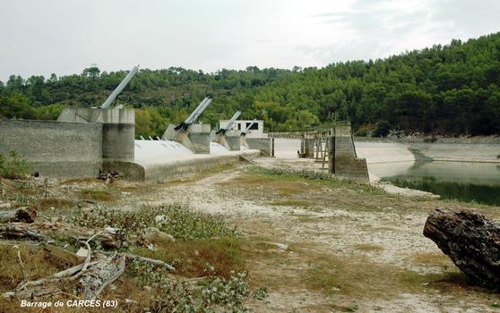 CARCES (83570, Var) – Barrage de Carcès, côté retenue, à gauche l'écrêteur-évacuateur de crues