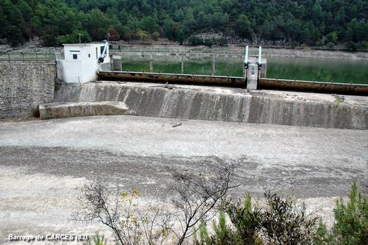 CARCES (83570, Var) – Barrage de Carcès, les vannes secteurs du déversoir