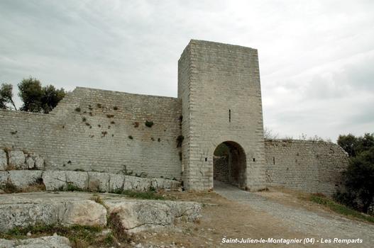 SAINT-JULIEN-LE-MONTAGNIER (83560, Var) – Remparts médiévaux avec la Porte occidentale dite de Gourdane, qui ouvre sur l'aire des moulins à vent